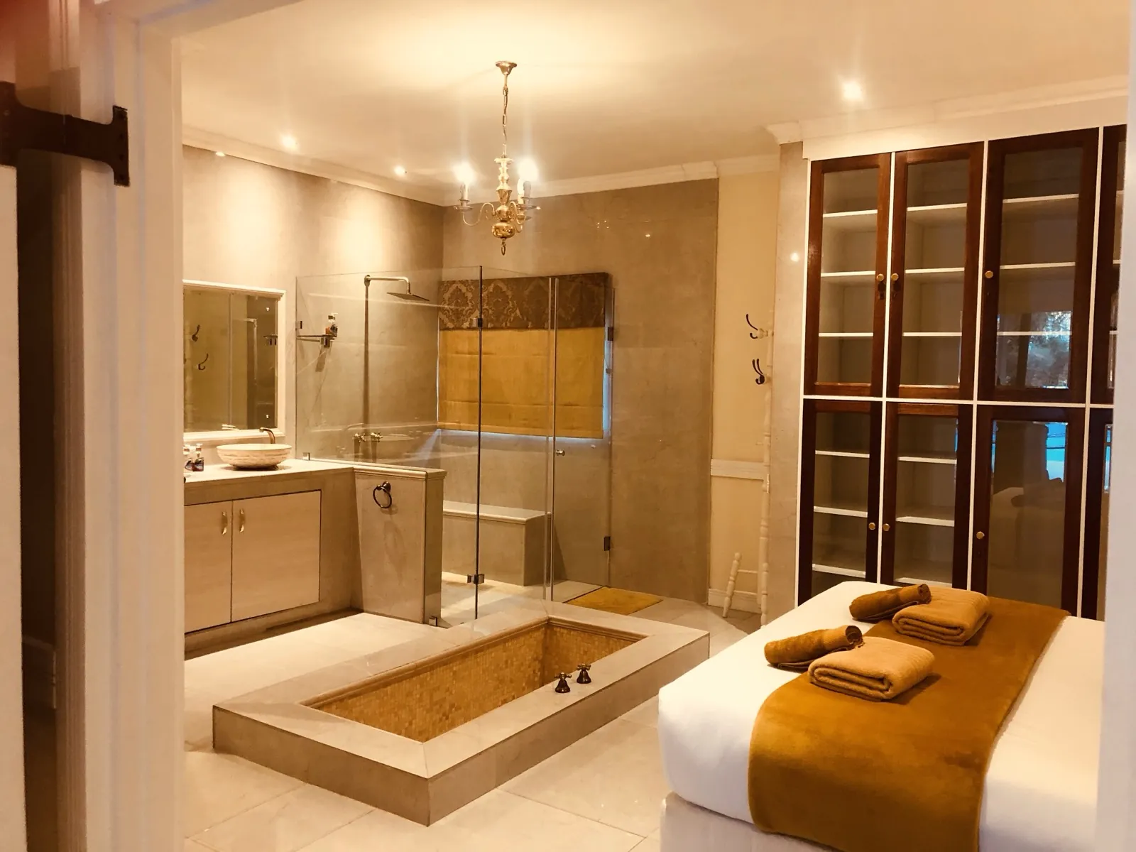 Orange Suite — Queen, sleeps 2, 60 m²