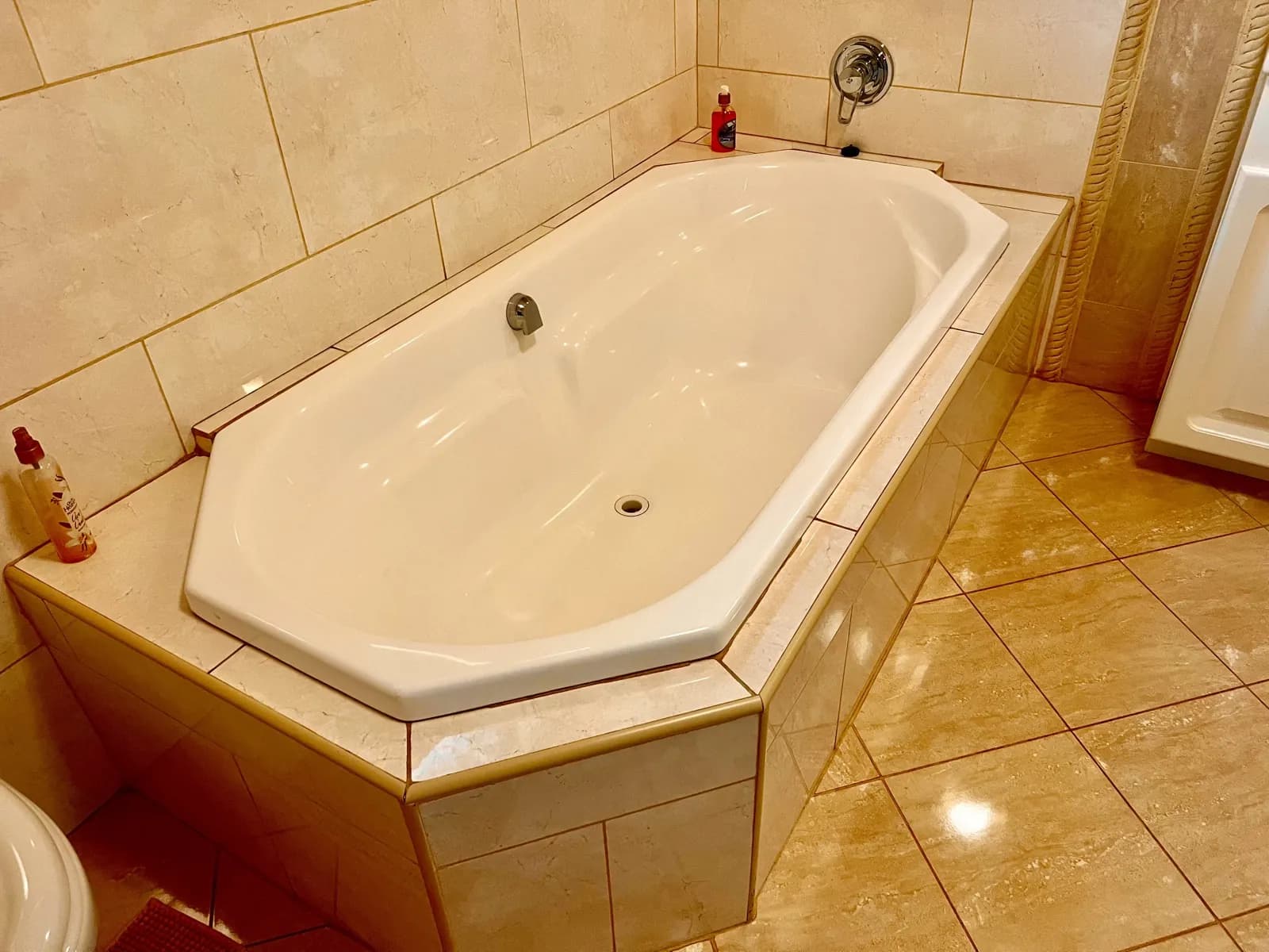 Peach Suite at 27A on Angus — 12