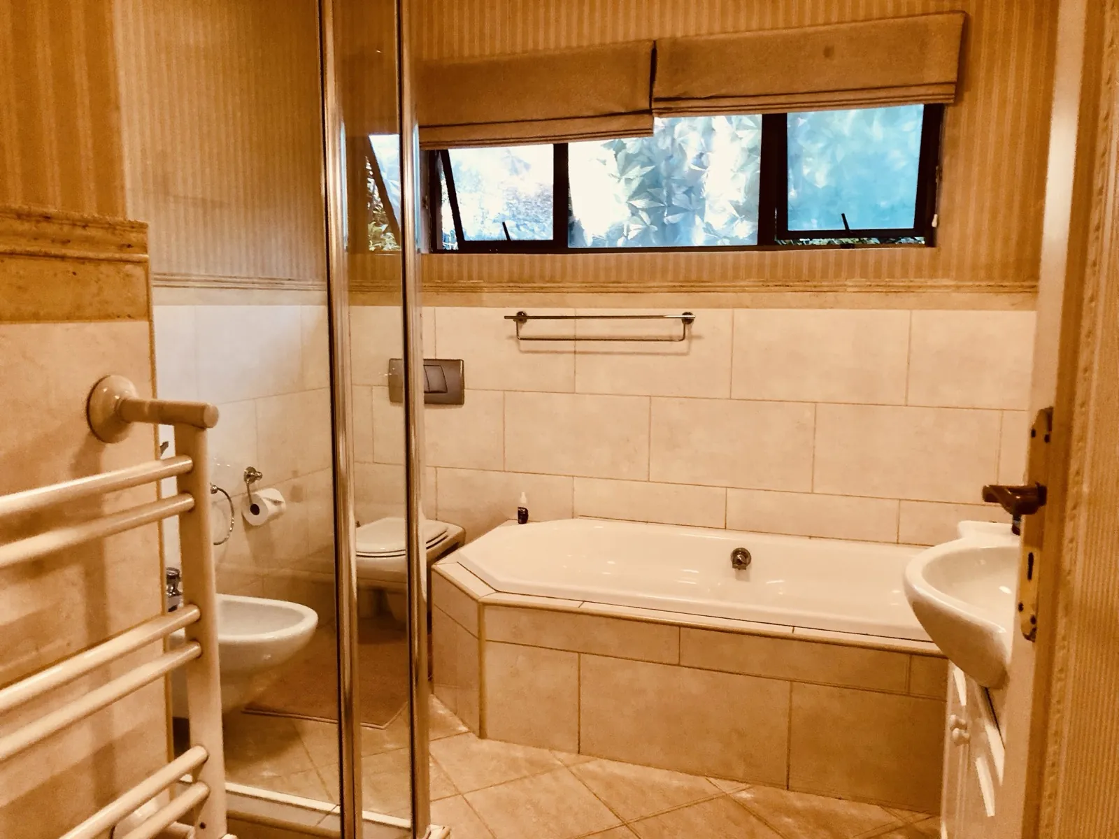 Peach Suite — detail 4